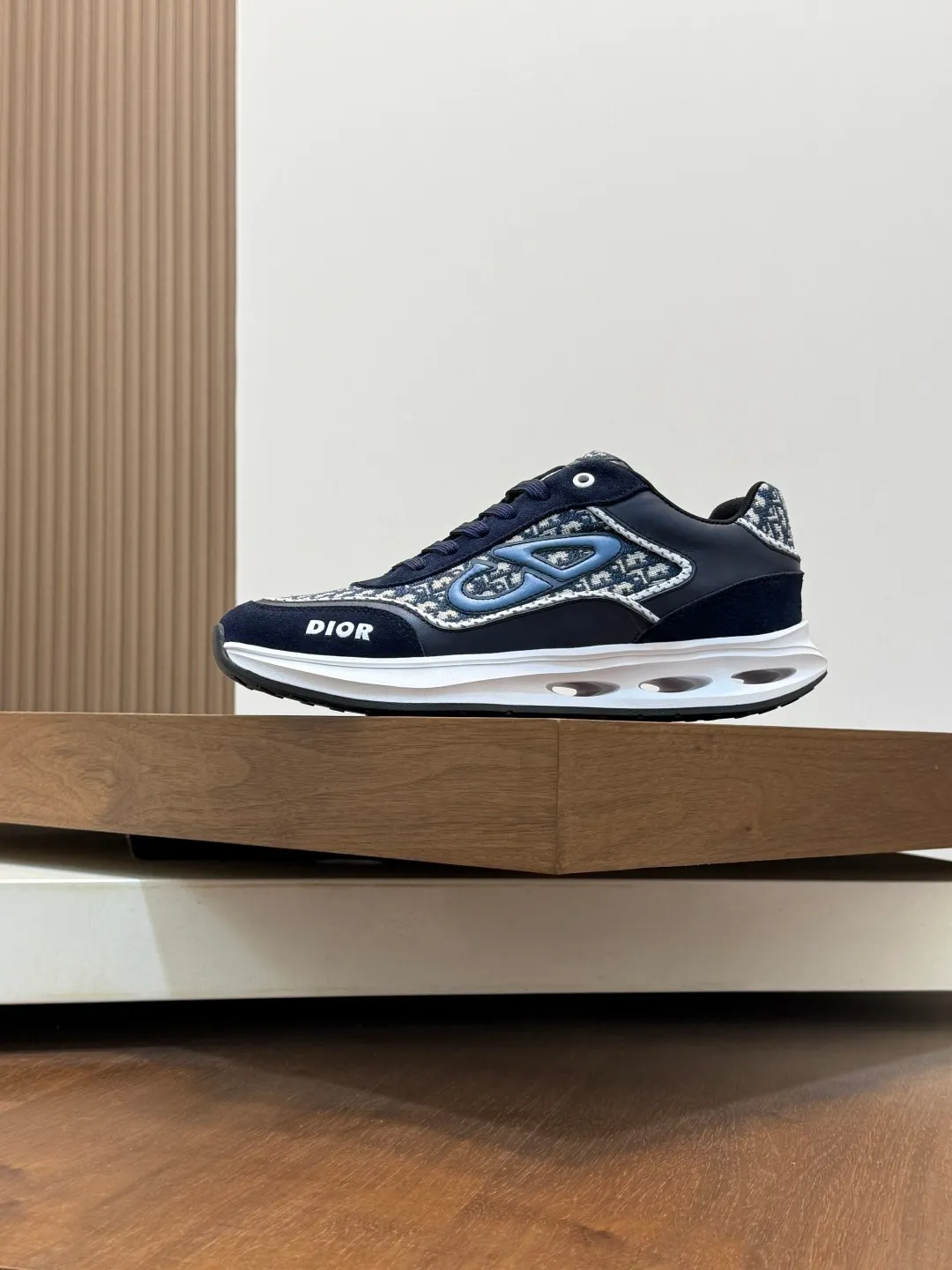 💰800 Dior's latest men's fashion sneakers. This item draws inspiration from retro jogging shoes. Featuring a thick, low-top design, it features a mesh fabric upper and an ultra-light rubber foam sole. The side is decorated with an embossed "Di~r" logo. Code number: 39-44 (order 38, 45, 46)